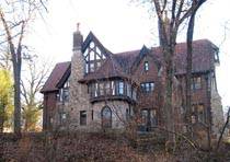 старый особняк с черепичной крышей